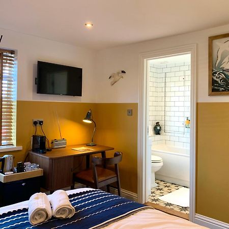The Blue Bell Inn 엠스워스 외부 사진
