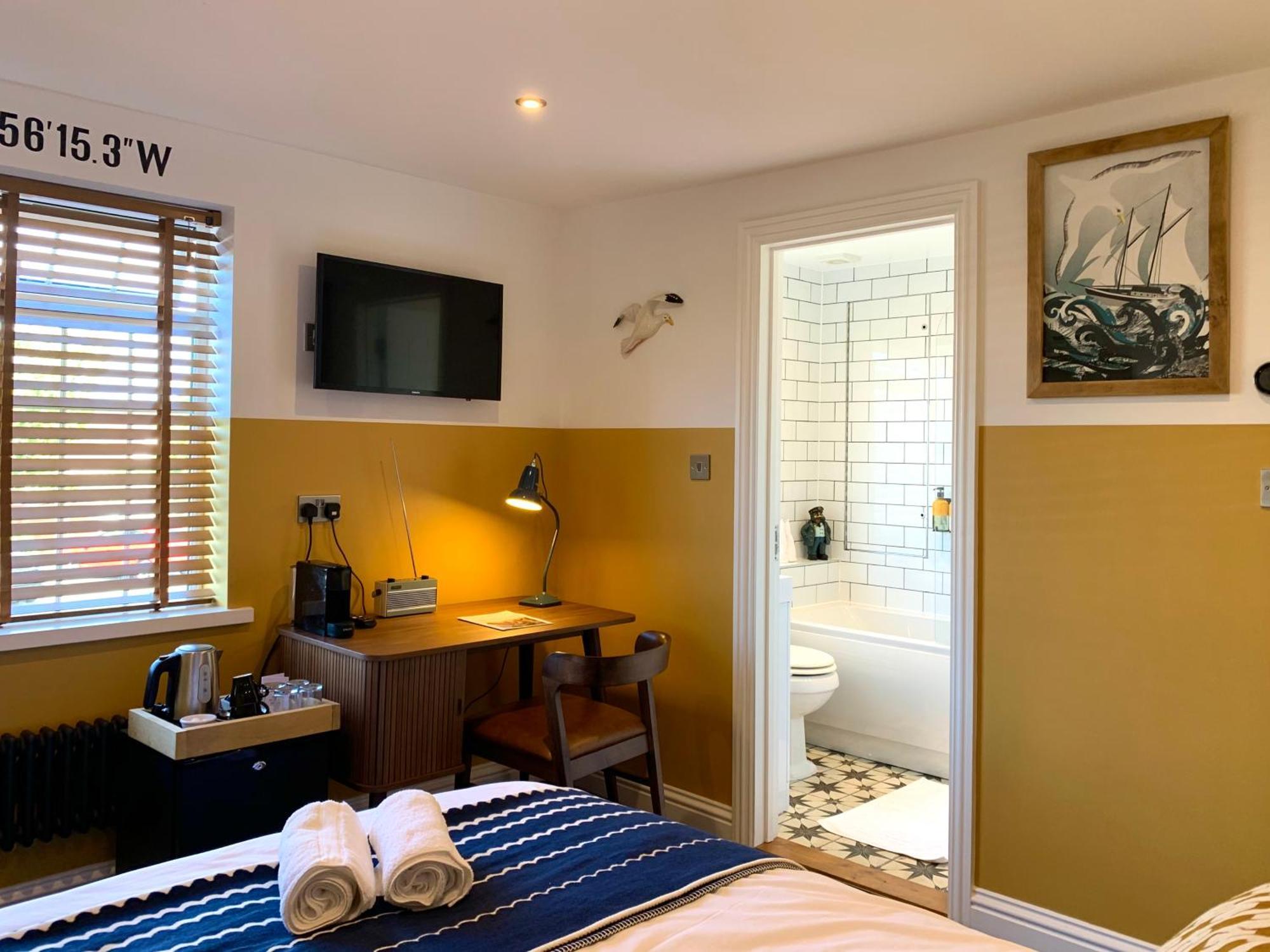 The Blue Bell Inn 엠스워스 외부 사진