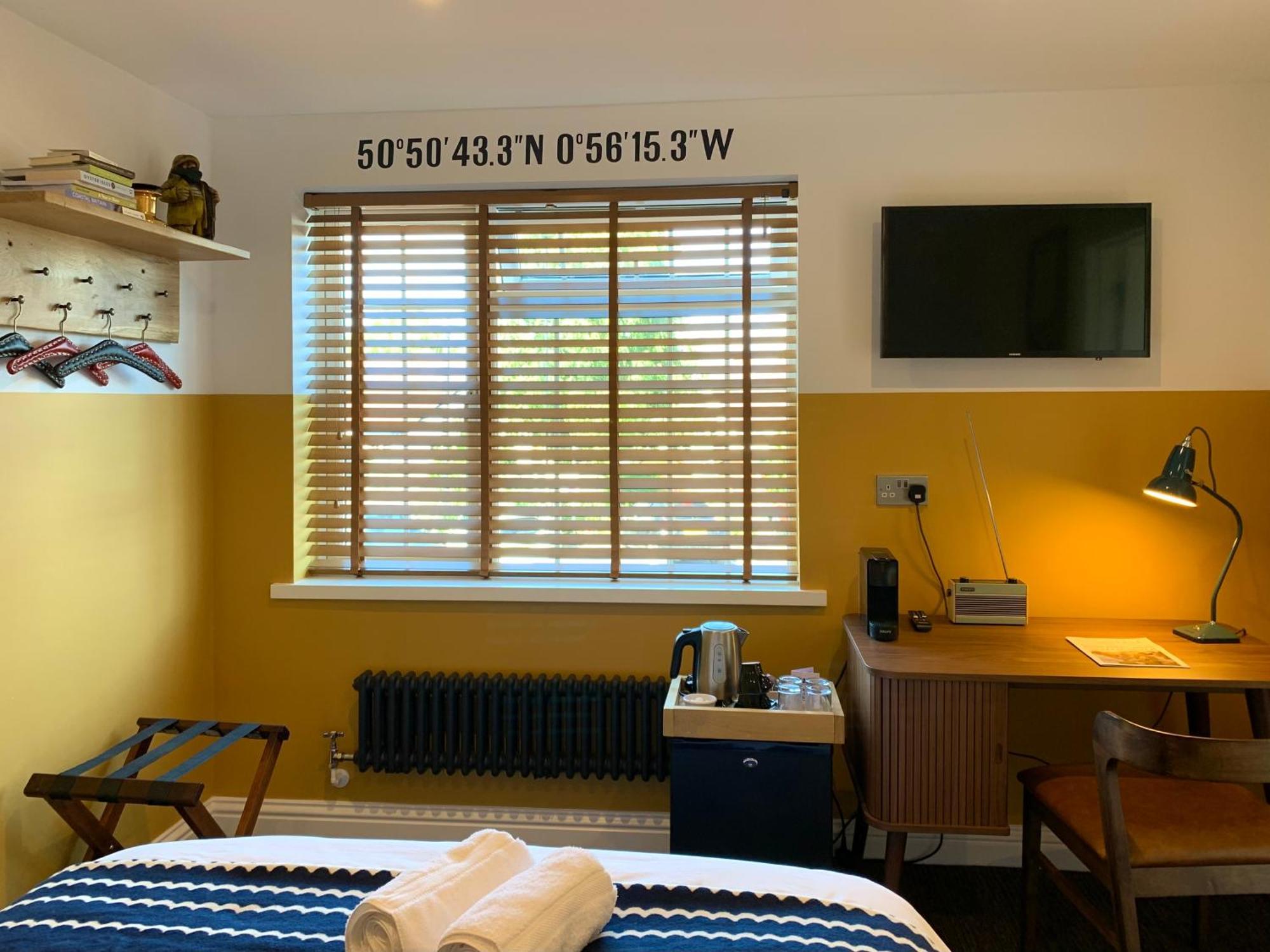 The Blue Bell Inn 엠스워스 외부 사진